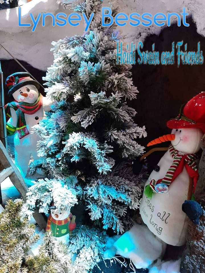 A picture of a tree with snowmen